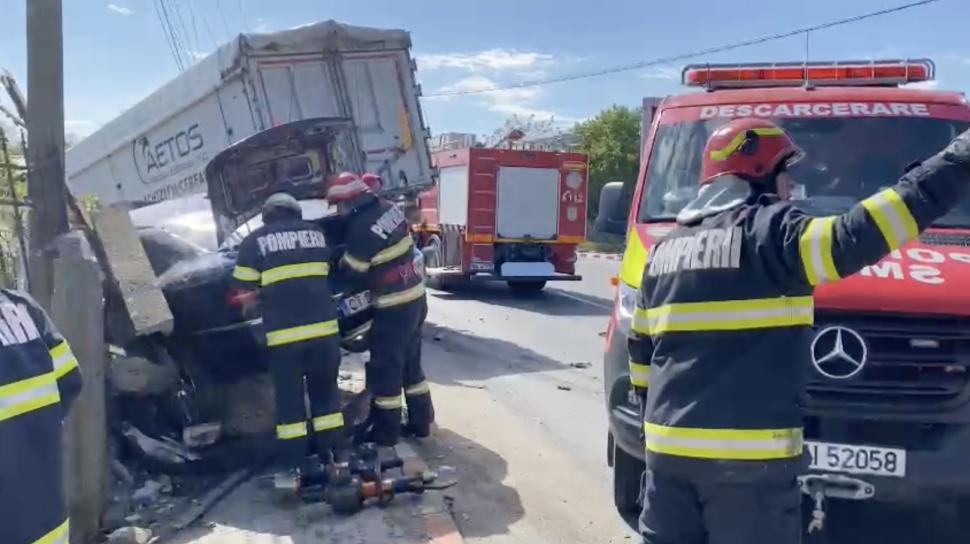 Un bărbat și o femeie au murit, după un accident grav cu șase victime, între două mașini și un TIR cu cereale, în Constanța 831843