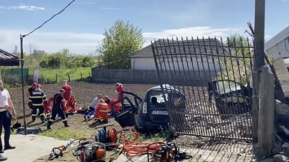 Un bărbat și o femeie au murit, după un accident grav cu șase victime, între două mașini și un TIR cu cereale, în Constanța 831844