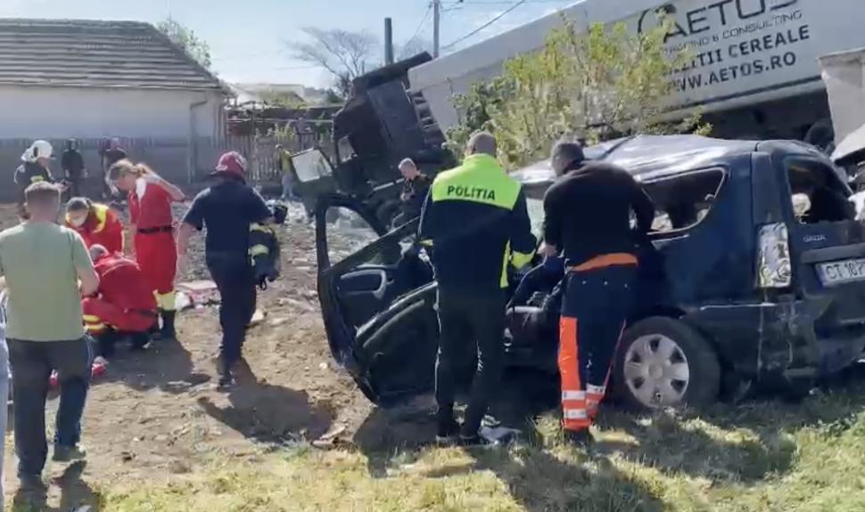 Un bărbat și o femeie au murit, după un accident grav cu șase victime, între două mașini și un TIR cu cereale, în Constanța 831846