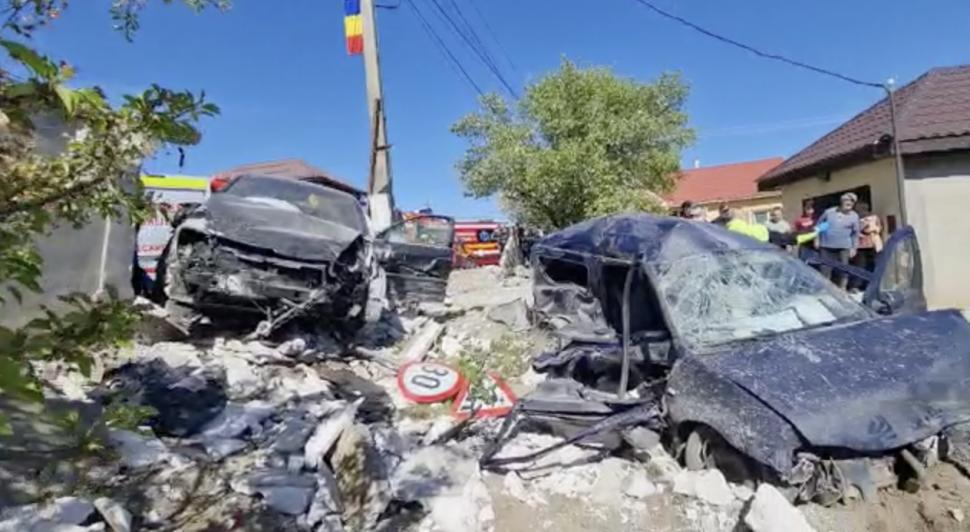 Un bărbat și o femeie au murit, după un accident grav cu șase victime, între două mașini și un TIR cu cereale, în Constanța 831847