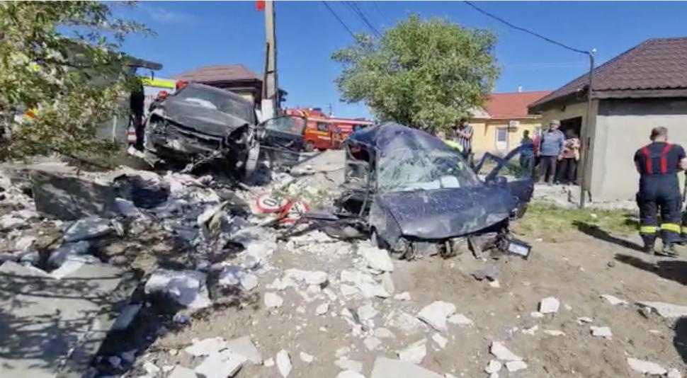 Un bărbat și o femeie au murit, după un accident grav cu șase victime, între două mașini și un TIR cu cereale, în Constanța 831848