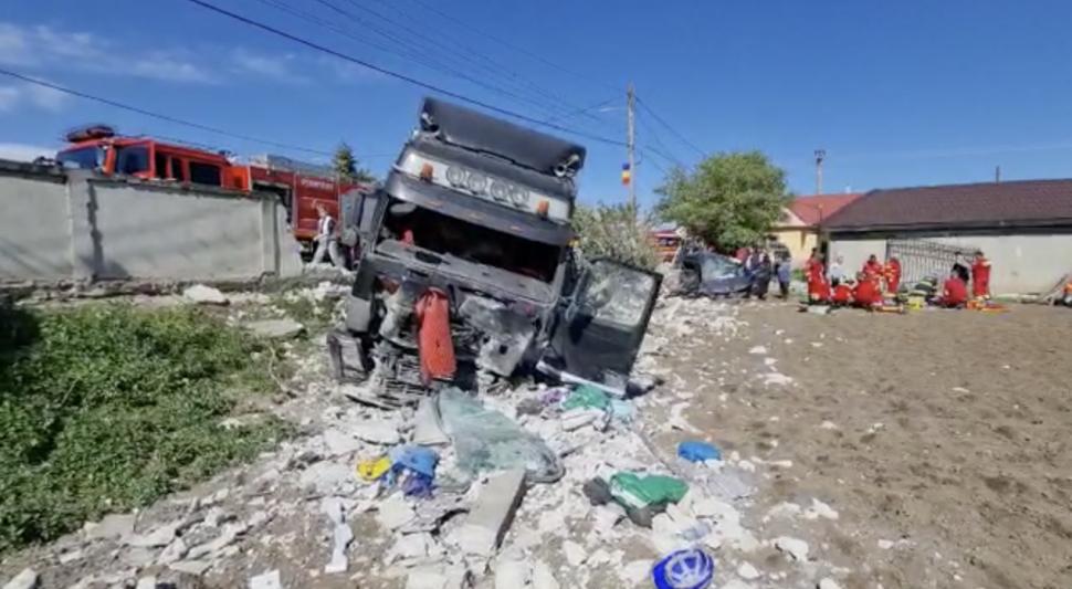 Un bărbat și o femeie au murit, după un accident grav cu șase victime, între două mașini și un TIR cu cereale, în Constanța 831849