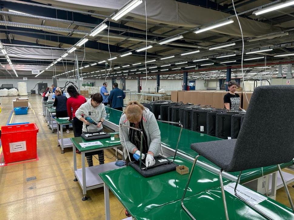 Orașul din România unde tocmai s-a deschis o fabrică de mobilă. Au fost create 150 de locuri de muncă: "Salariile încep de la 3.200 de lei" 831863