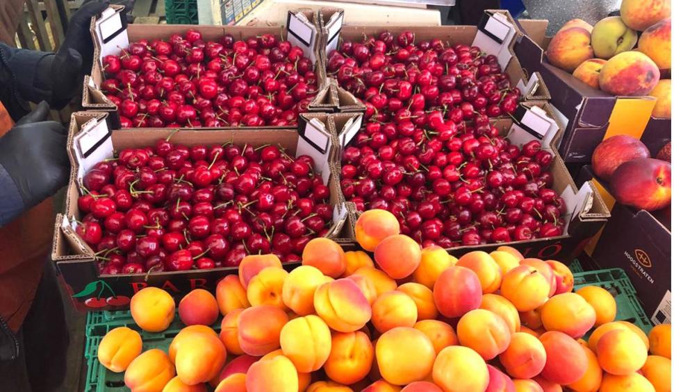 Cum arată cireşele care se vând cu 100 de lei kilogramul în piaţă. "Am vândut până acum trei lădițe" 831802