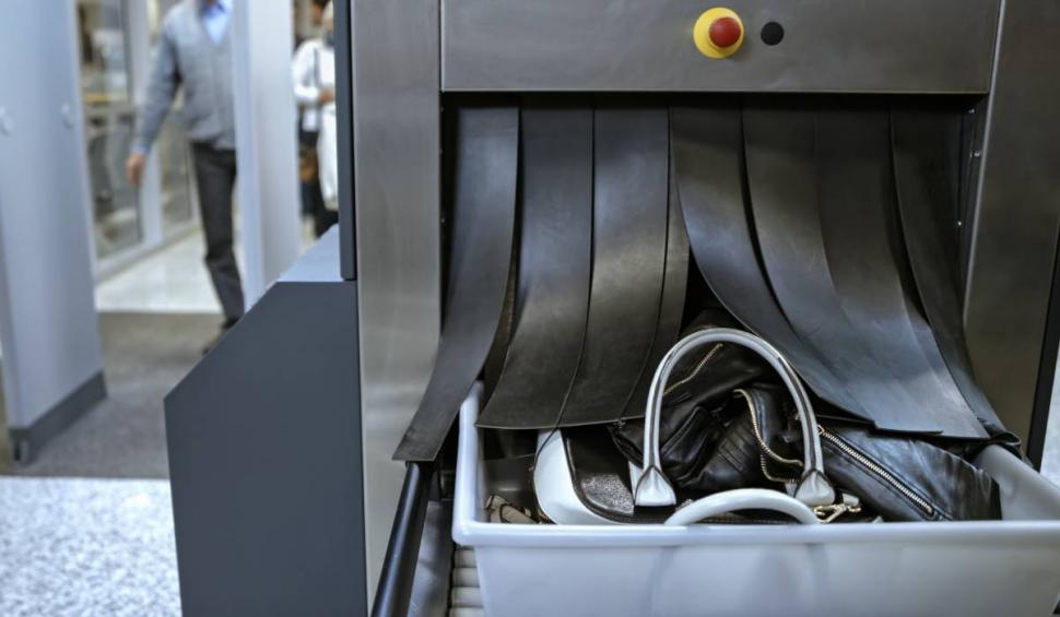 Suvenirul înfiorător cu care un turist s-a întors dintr-o vacanţă exotică. Bărbatul a primit o amendă de 5.000 de euro, în aeroport 831767