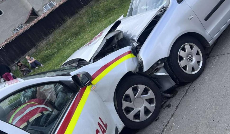 Accident teribil în Vâlcea! O ambulanță cu trei dializați s-a izbit cu o mașină în care se afla o gravidă 832046
