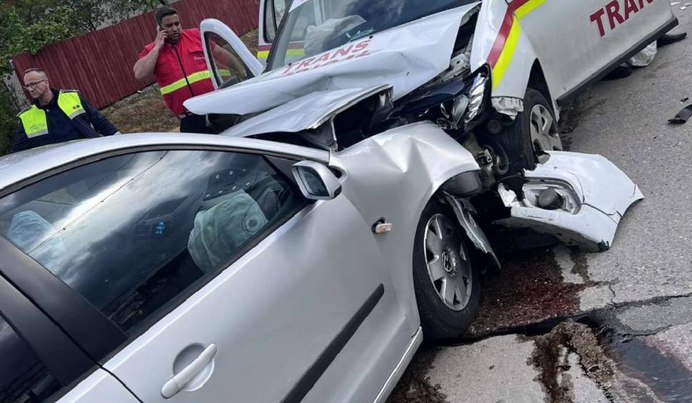 Accident teribil în Vâlcea! O ambulanță cu trei dializați s-a izbit cu o mașină în care se afla o gravidă 832048