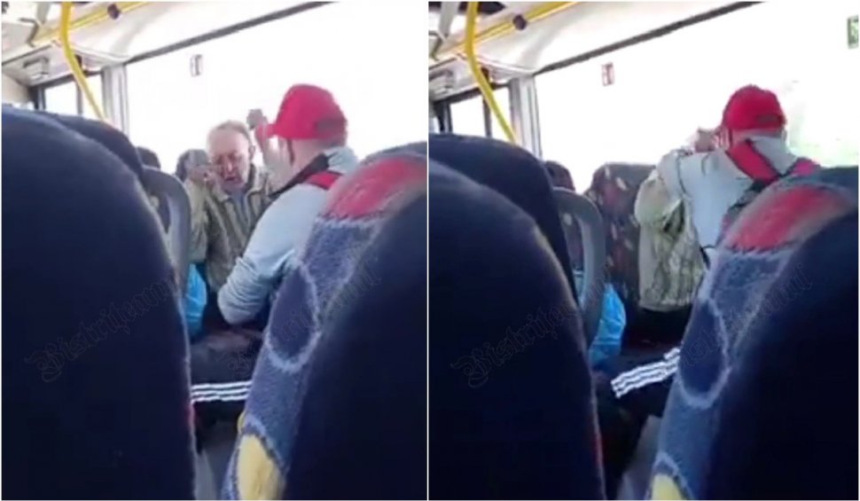Momentul în care un bătrân este lovit cu brutalitate de un bărbat, într-un autobuz din Bistrița. Nimeni nu a intervenit