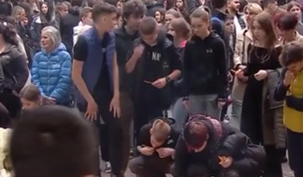 Lacrimi, flori şi lumânări pe străzile din Belgrad după atac. Zeci de mii de oameni aduc un ultim omagiu | Părinţii cer măsuri urgente 832033