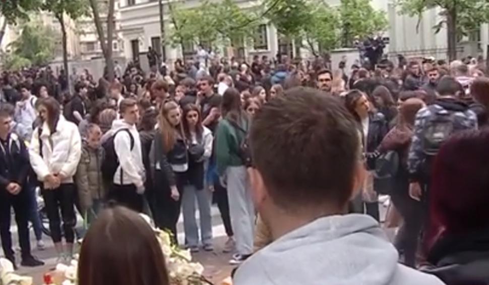 Lacrimi, flori şi lumânări pe străzile din Belgrad după atac. Zeci de mii de oameni aduc un ultim omagiu | Părinţii cer măsuri urgente 832034