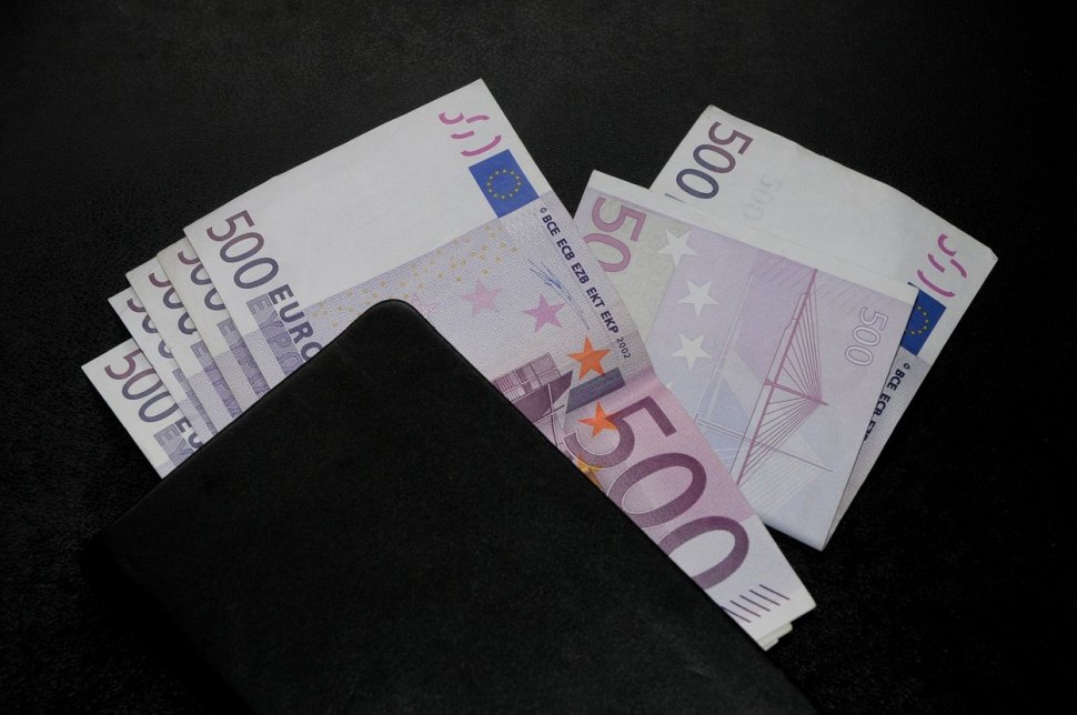 Reacţia băncii la ale cărei bancomate au fost depuşi 240.000 de euro falşi | Infractorii, arestaţi preventiv pentru 30 de zile