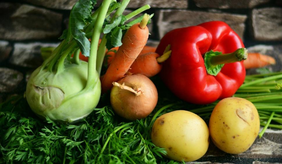 Roşii, castraveţi şi ardei de la "țărani", pline cu îngrășăminte interzise în România, vândute în supermarketuri şi angrouri 832069