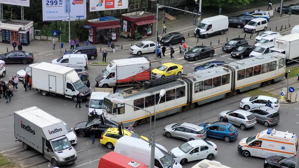 Accident grav în Capitală, la intersecţia Şoseaua Pantelimon cu Morarilor. Liniile de tramvai 14 şi 55, blocate 832238