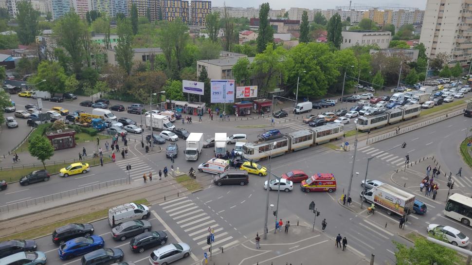 Accident grav în Capitală, la intersecţia Şoseaua Pantelimon cu Morarilor. Liniile de tramvai 14 şi 55, blocate 832244