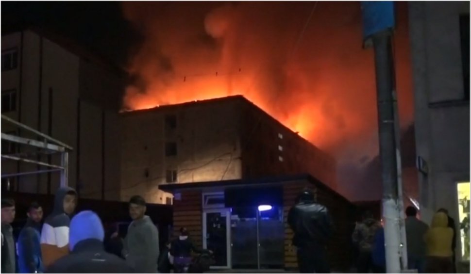 Incendiu puternic într-un bloc de locuinţe aflat în reabilitare, în Caraş-Severin