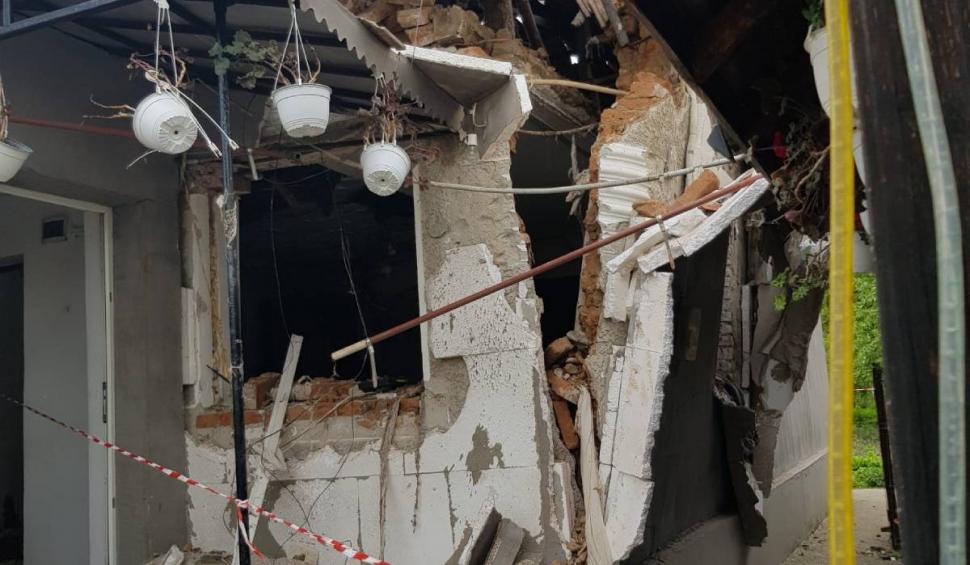 O butelie a explodat într-o casă Vâlcea. Două persoane au suferit arsuri și alte două, atacuri de panică 832445