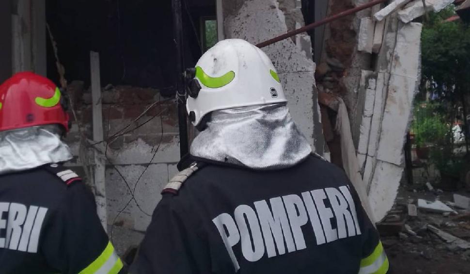 O butelie a explodat într-o casă Vâlcea. Două persoane au suferit arsuri și alte două, atacuri de panică 832446