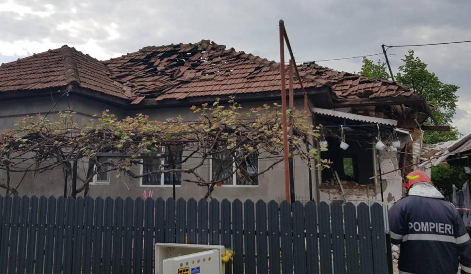 O butelie a explodat într-o casă Vâlcea. Două persoane au suferit arsuri și alte două, atacuri de panică 832447