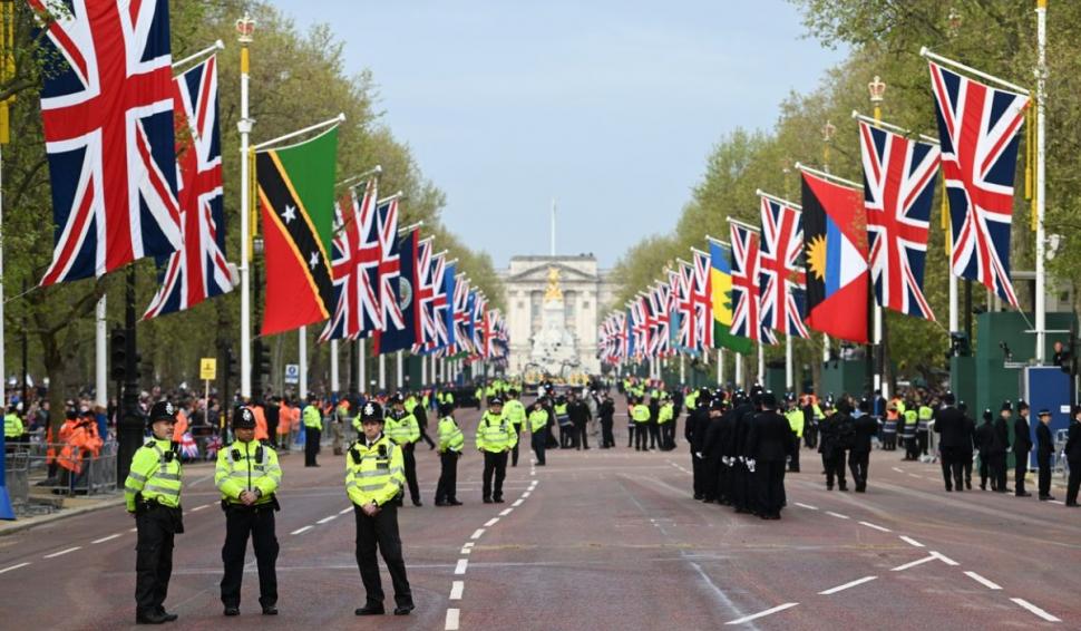 Încoronarea Regelui Charles al III-lea, eveniment istoric transmis în direct de Antena 3 CNN |  Charles și Camilla au salutat mulțimea de la balconul Palatului Buckingham  832397