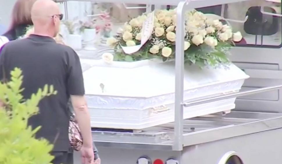 Lacrimi şi durere la înmormântarea copiilor ucişi în atacul armat de la şcoala din Belgrad 832451