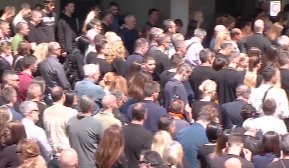 Lacrimi şi durere la înmormântarea copiilor ucişi în atacul armat de la şcoala din Belgrad 832452