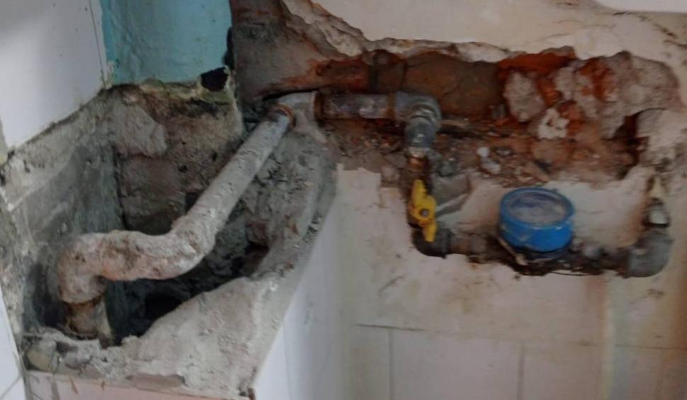 Cum a fost distrusă casa unui bărbat, de instalatori, cu "metoda borcanul": ”Sparge aici, că se aude cum picură apa!” 832465