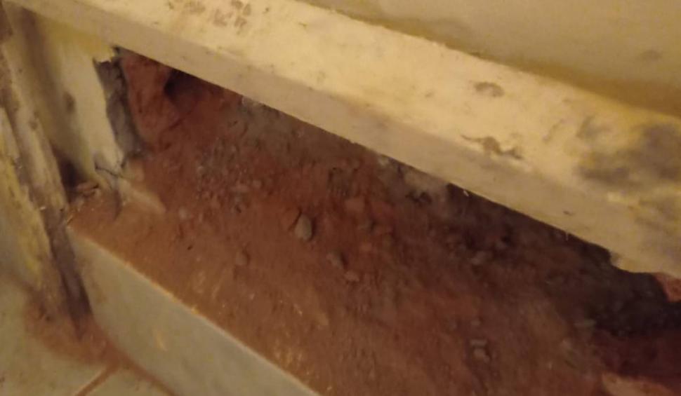 Cum a fost distrusă casa unui bărbat, de instalatori, cu "metoda borcanul": ”Sparge aici, că se aude cum picură apa!” 832466