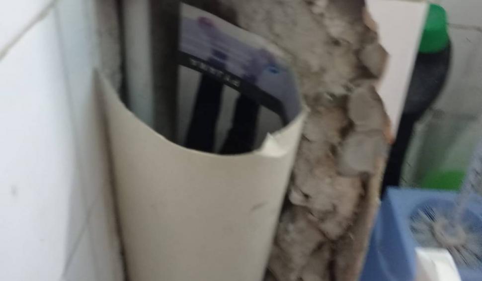 Cum a fost distrusă casa unui bărbat, de instalatori, cu "metoda borcanul": ”Sparge aici, că se aude cum picură apa!” 832467