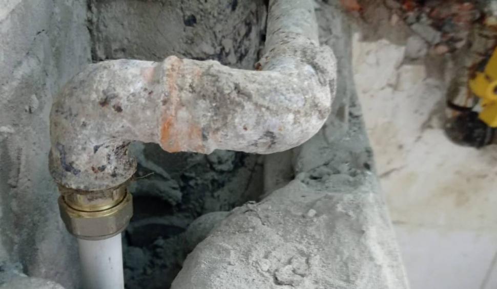 Cum a fost distrusă casa unui bărbat, de instalatori, cu "metoda borcanul": ”Sparge aici, că se aude cum picură apa!” 832468