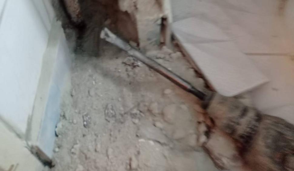 Cum a fost distrusă casa unui bărbat, de instalatori, cu "metoda borcanul": ”Sparge aici, că se aude cum picură apa!” 832469