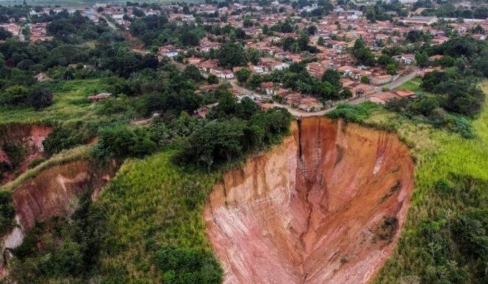 Cum arată orașul înghițit de pământ, de la o zi la alta. Aici locuiesc 73.000 de oameni 832432