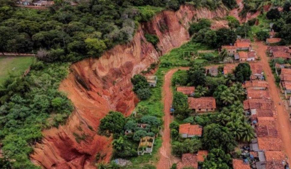 Cum arată orașul înghițit de pământ, de la o zi la alta. Aici locuiesc 73.000 de oameni 832434