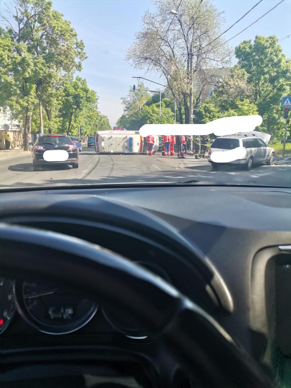 O ambulanță care transporta o femeie însărcinată s-a răsturnat în urma unui accident, în București  832500