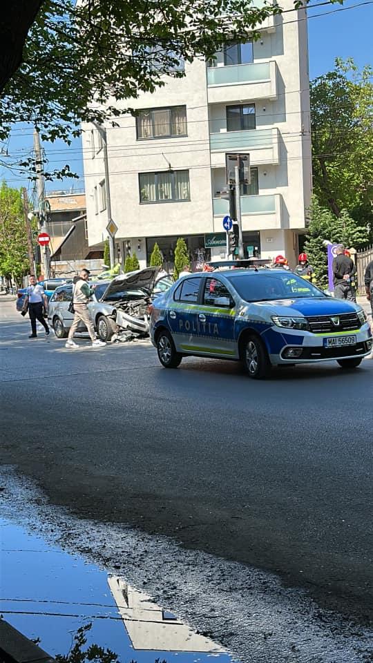 O ambulanță care transporta o femeie însărcinată s-a răsturnat în urma unui accident, în București  832501