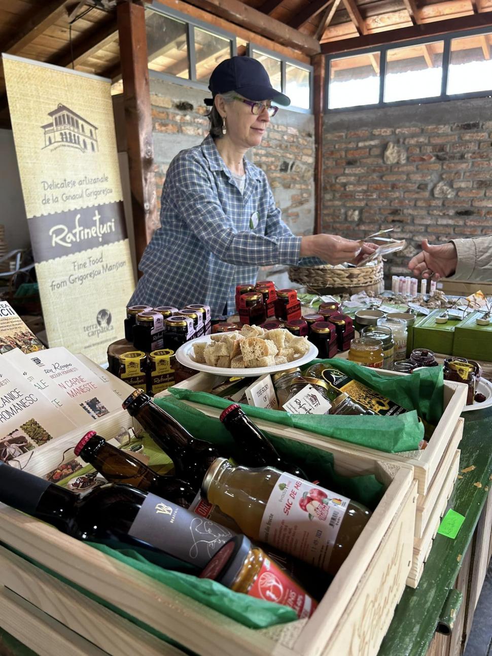 Brânzeturi, produse eco de la fermă și cârnați de Pleșcoi, la primul târg pentru micii producători artizanali din Buzău 832505