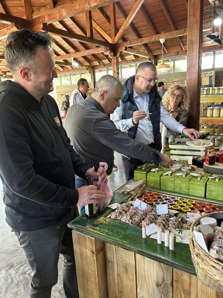 Brânzeturi, produse eco de la fermă și cârnați de Pleșcoi, la primul târg pentru micii producători artizanali din Buzău 832506