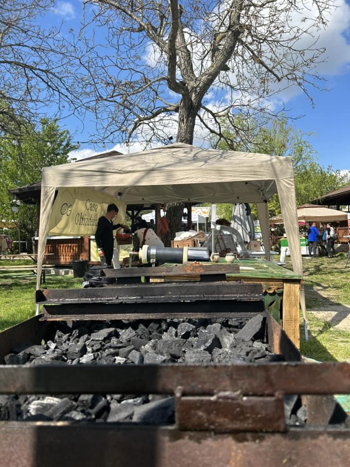 Brânzeturi, produse eco de la fermă și cârnați de Pleșcoi, la primul târg pentru micii producători artizanali din Buzău 832507