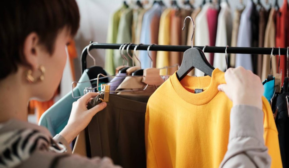 Europa cumpără prea multe haine. Ce măsuri vrea să ia Comisia Europeană pentru reducerea consumului de textile