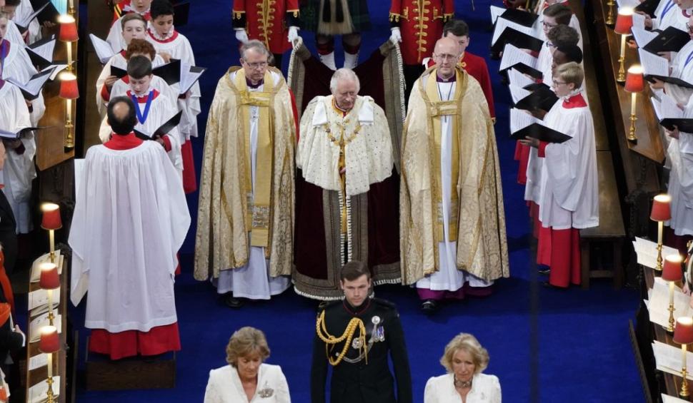 Recunoşti băieţelul vesel, cocoţat în copac? "Am ajuns să iubesc această ţară minunată" 832545