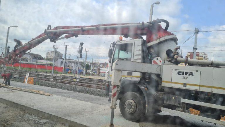 Accident de muncă mortal, în Gara Deva! Brațul unei betoniere s-a rupt și a căzut peste un muncitor  832670