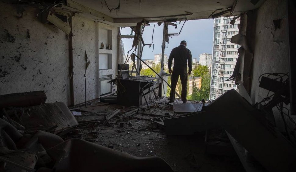 Cum arată un bloc din Kiev după bombardamentul rusesc cu drone | Primarul Kliciko privește în gol prin peretele spulberat
