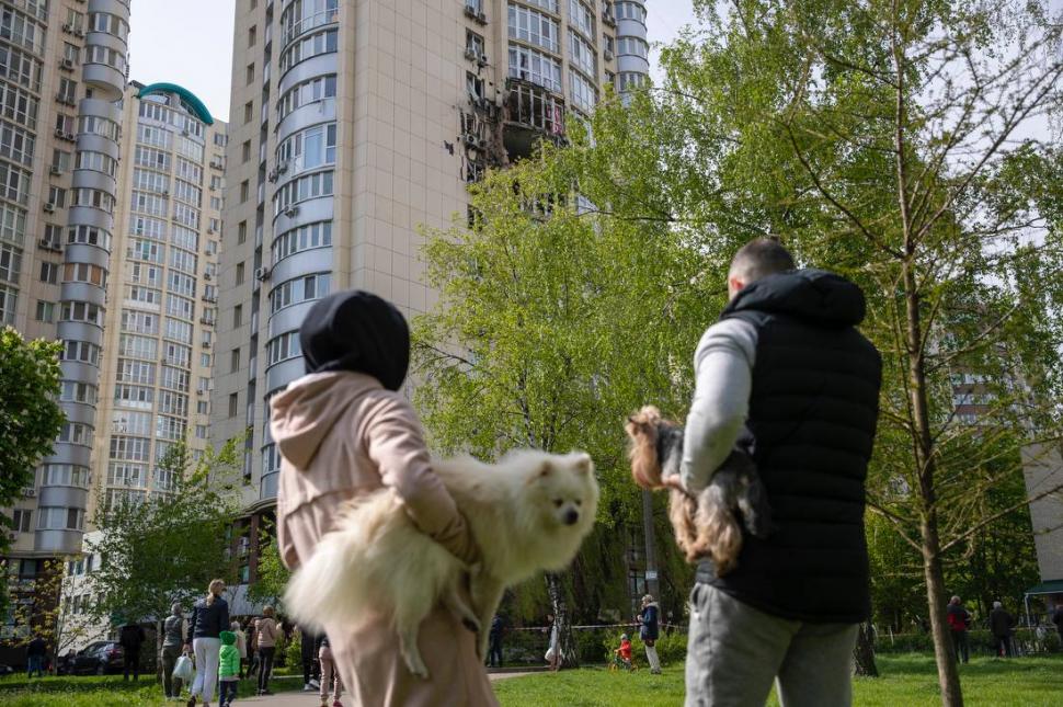 Cum arată un bloc din Kiev după bombardamentul rusesc cu drone | Primarul Kliciko privește în gol prin peretele spulberat 832655