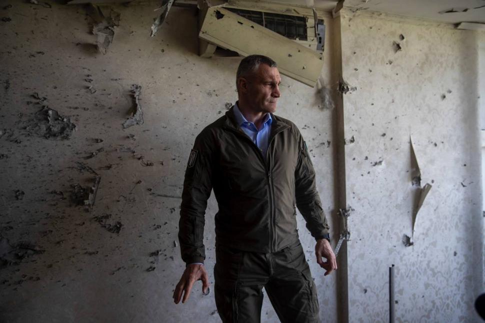 Cum arată un bloc din Kiev după bombardamentul rusesc cu drone | Primarul Kliciko privește în gol prin peretele spulberat 832657