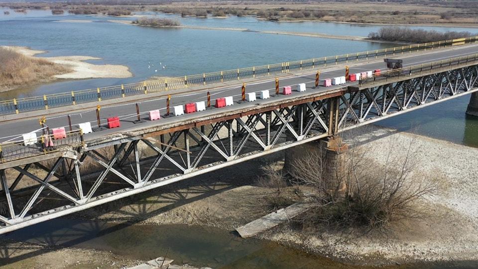 CNAIR despre podul închis care leagă județele Olt și Vâlcea: ”A fost construit în 1901 și nu era prevăzut cu trotuare” 832743
