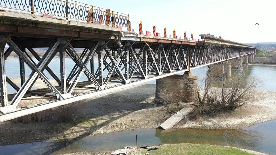 CNAIR despre podul închis care leagă județele Olt și Vâlcea: ”A fost construit în 1901 și nu era prevăzut cu trotuare” 832747