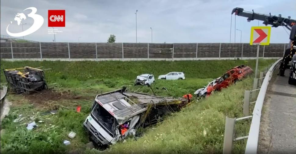 Localnicii din Zădăreni s-au trezit în această dimineață cu o mulțime de Dacii Duster pe câmpul din apropierea localității 832624