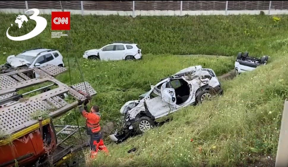 Localnicii din Zădăreni s-au trezit în această dimineață cu o mulțime de Dacii Duster pe câmpul din apropierea localității 832625