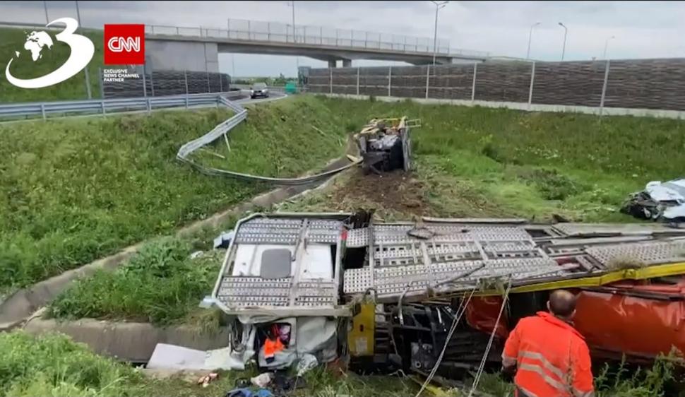 Localnicii din Zădăreni s-au trezit în această dimineață cu o mulțime de Dacii Duster pe câmpul din apropierea localității 832633