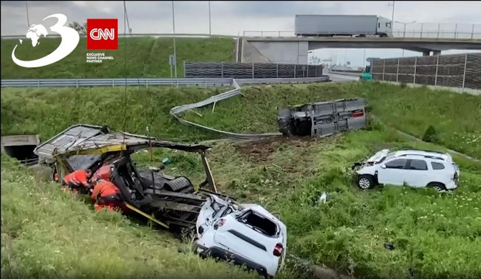 Localnicii din Zădăreni s-au trezit în această dimineață cu o mulțime de Dacii Duster pe câmpul din apropierea localității 832634