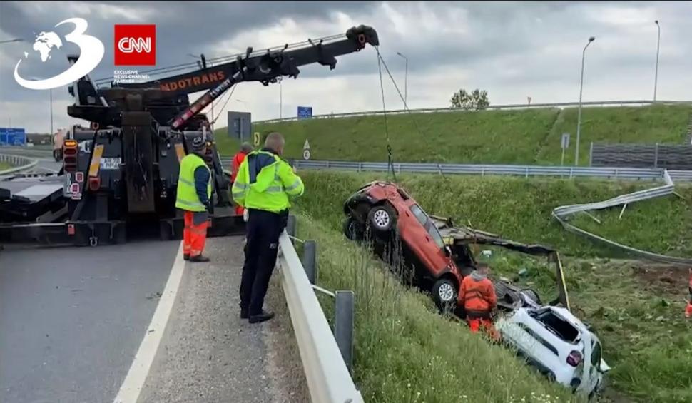 Localnicii din Zădăreni s-au trezit în această dimineață cu o mulțime de Dacii Duster pe câmpul din apropierea localității 832635